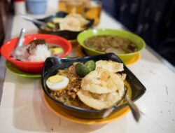 Wisata Kuliner Kota Bandung: Yuk Jajal Lontong Kari Legendaris di Kebon Karet